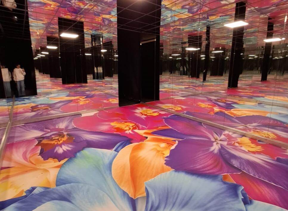 Tierwelt in der Raffeiner Orchideenwelt: Bunte Loris werden mit frischen Früchten von Besuchern gefüttert.