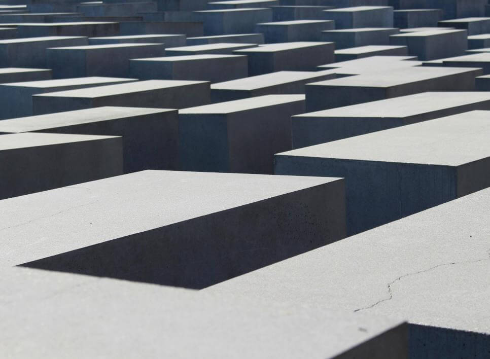 Tierwelt in der Raffeiner Orchideenwelt: Bunte Loris werden mit frischen Früchten von Besuchern gefüttert.